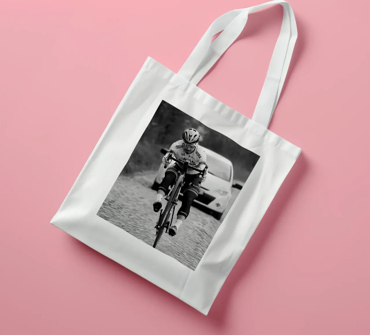 peter sagan gareggia in una delle gare classiche borsa in juta da addelia shope