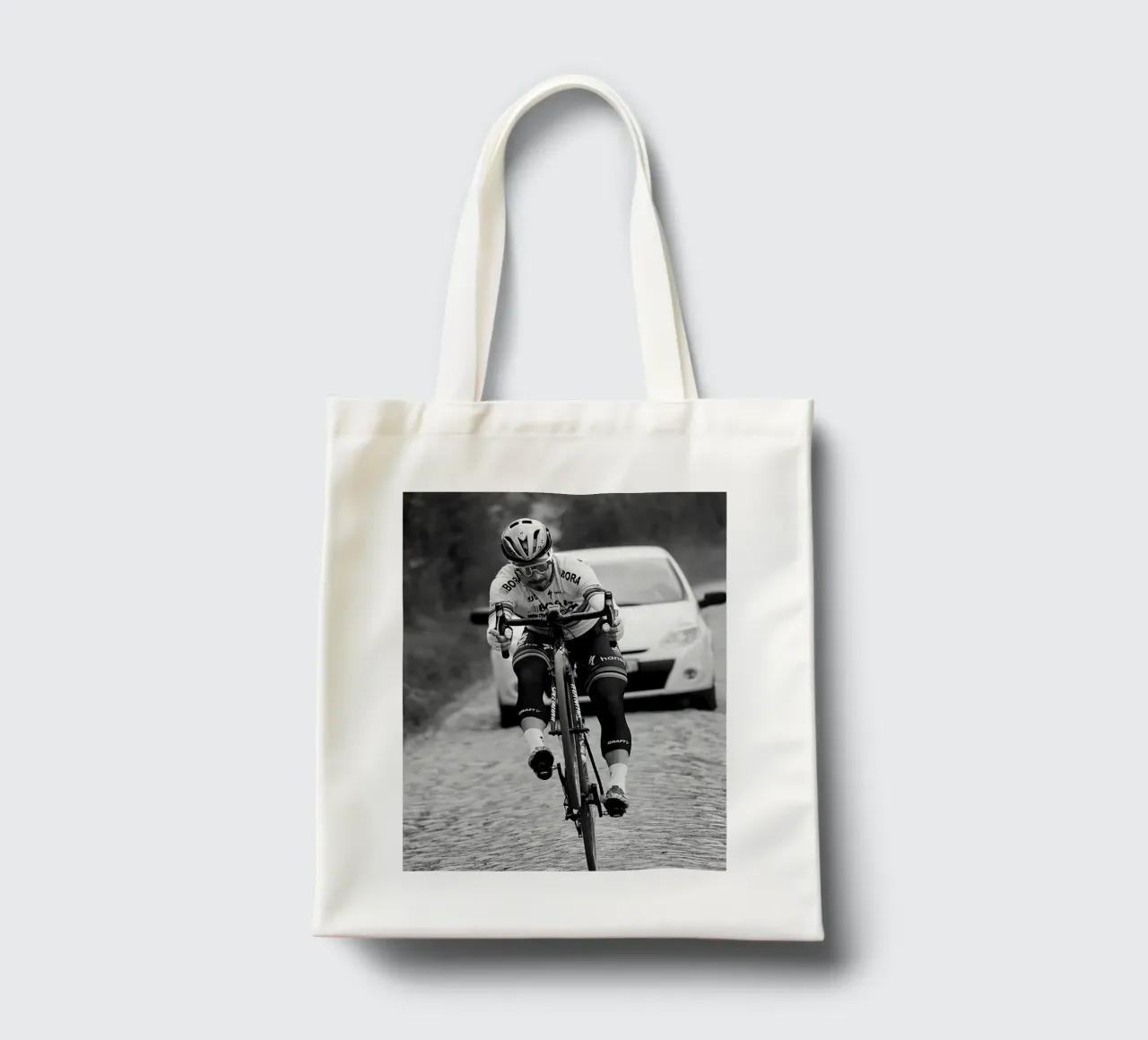 peter sagan gareggia in una delle gare classiche borsa in juta da addelia shope