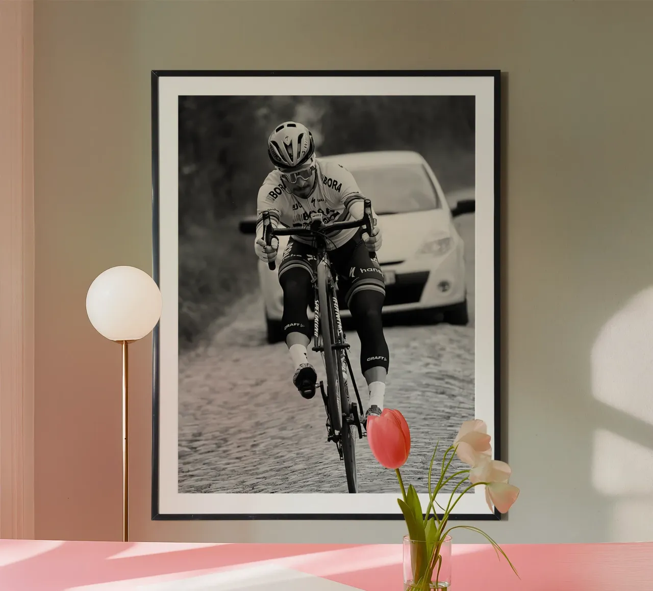 peter sagan gareggia in una delle gare classiche poster con telaio in plastica da addelia shope
