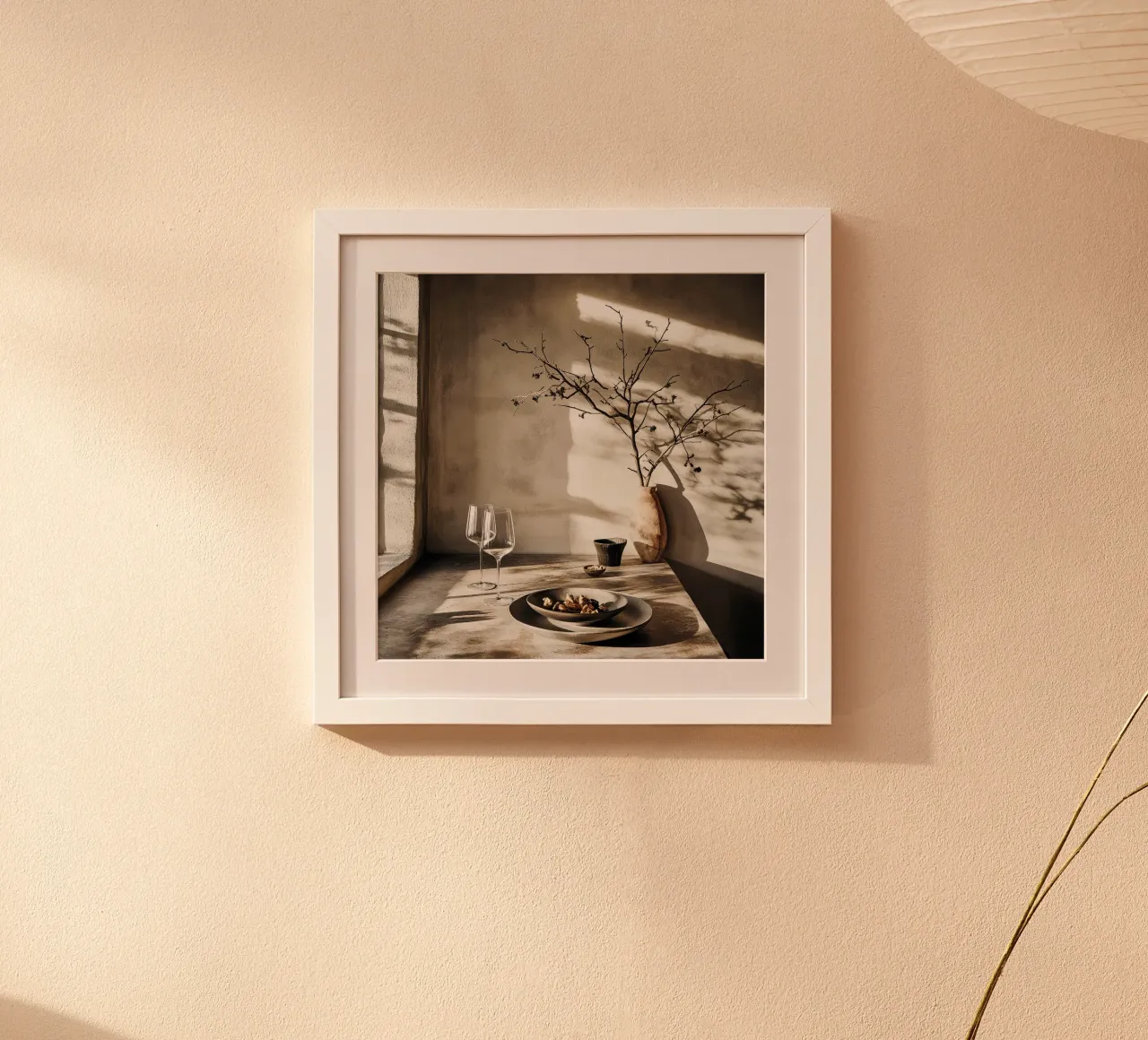 "Pomeriggio wabi-sabi" - Stampa di natura morta minimalista giapponese poster con telaio in legno da Synthaira