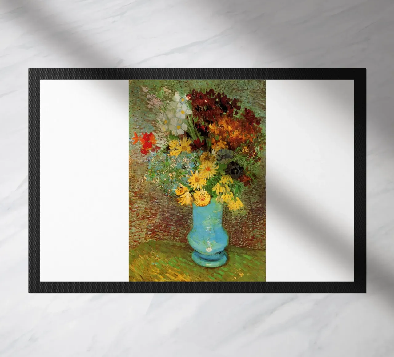 margherite e anemoni in un vaso blu zerbino da Piper Shop Oke
