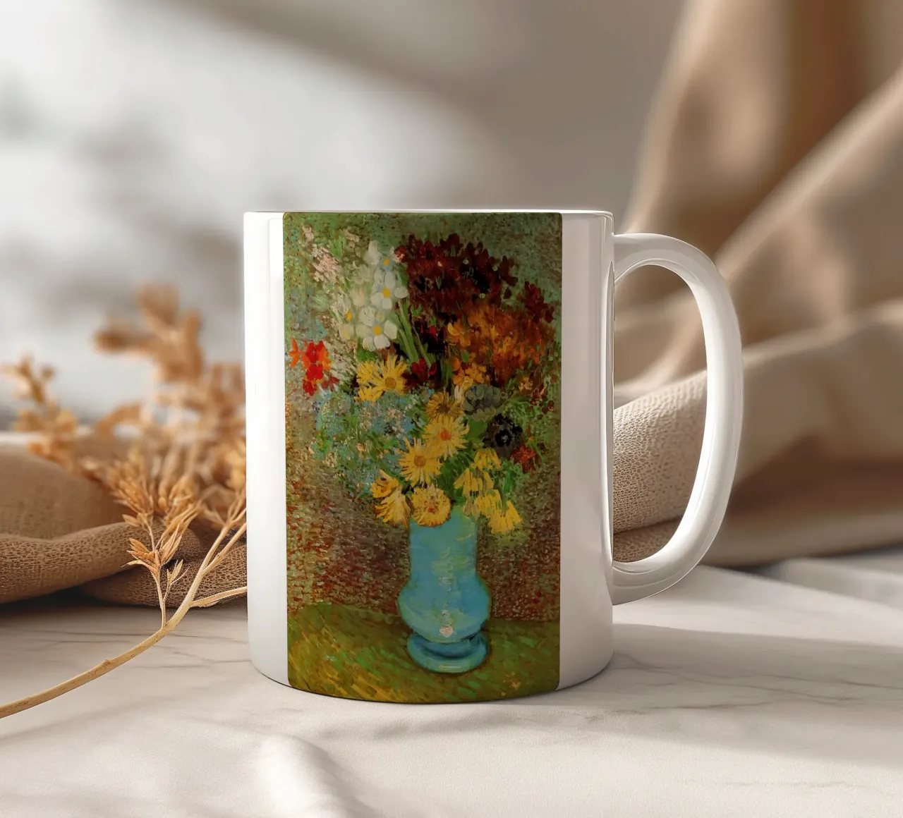 margherite e anemoni in un vaso blu tazza in ceramica da Piper Shop Oke