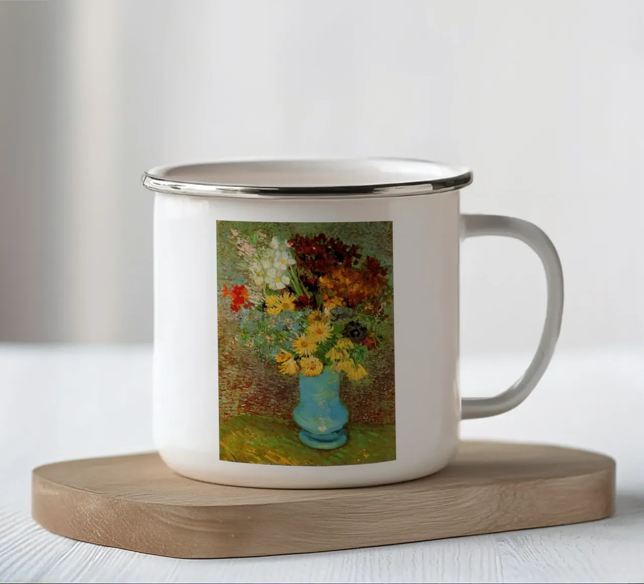 margherite e anemoni in un vaso blu tazza in smalto da Piper Shop Oke
