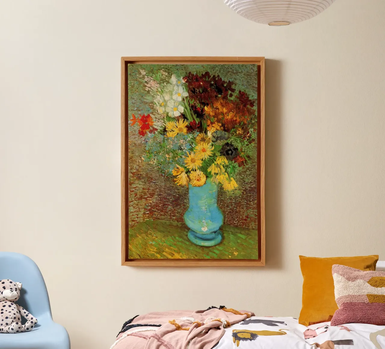margherite e anemoni in un vaso blu tela con Cornice a cassetta da Piper Shop Oke