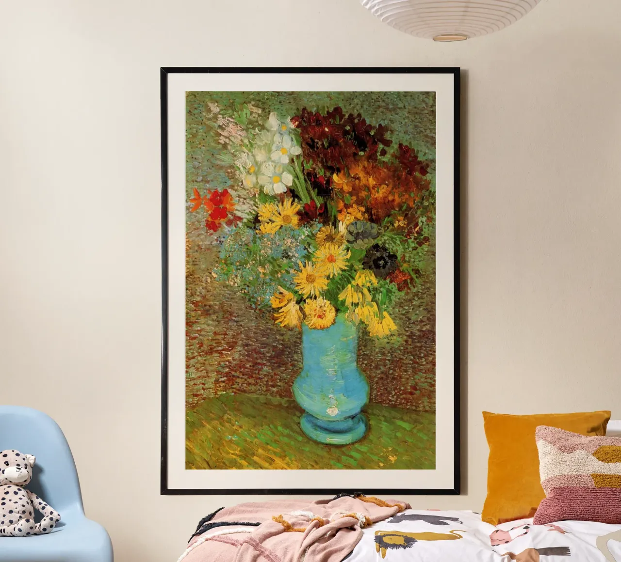 margherite e anemoni in un vaso blu poster con telaio in plastica da Piper Shop Oke