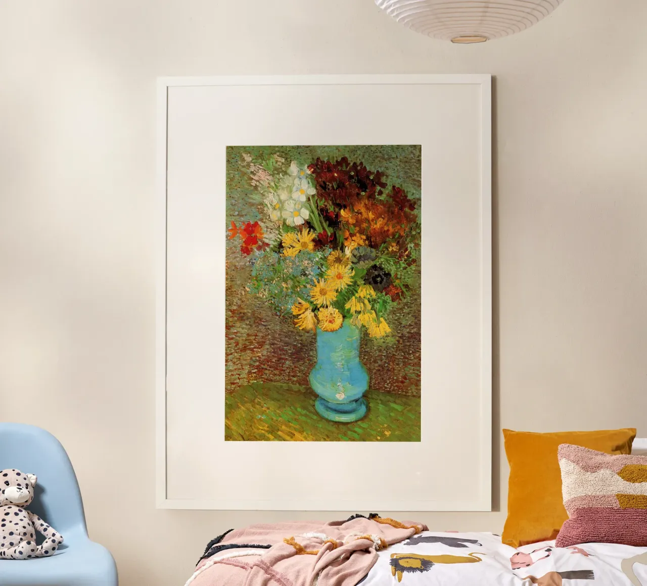 margherite e anemoni in un vaso blu poster con telaio in plastica da Piper Shop Oke