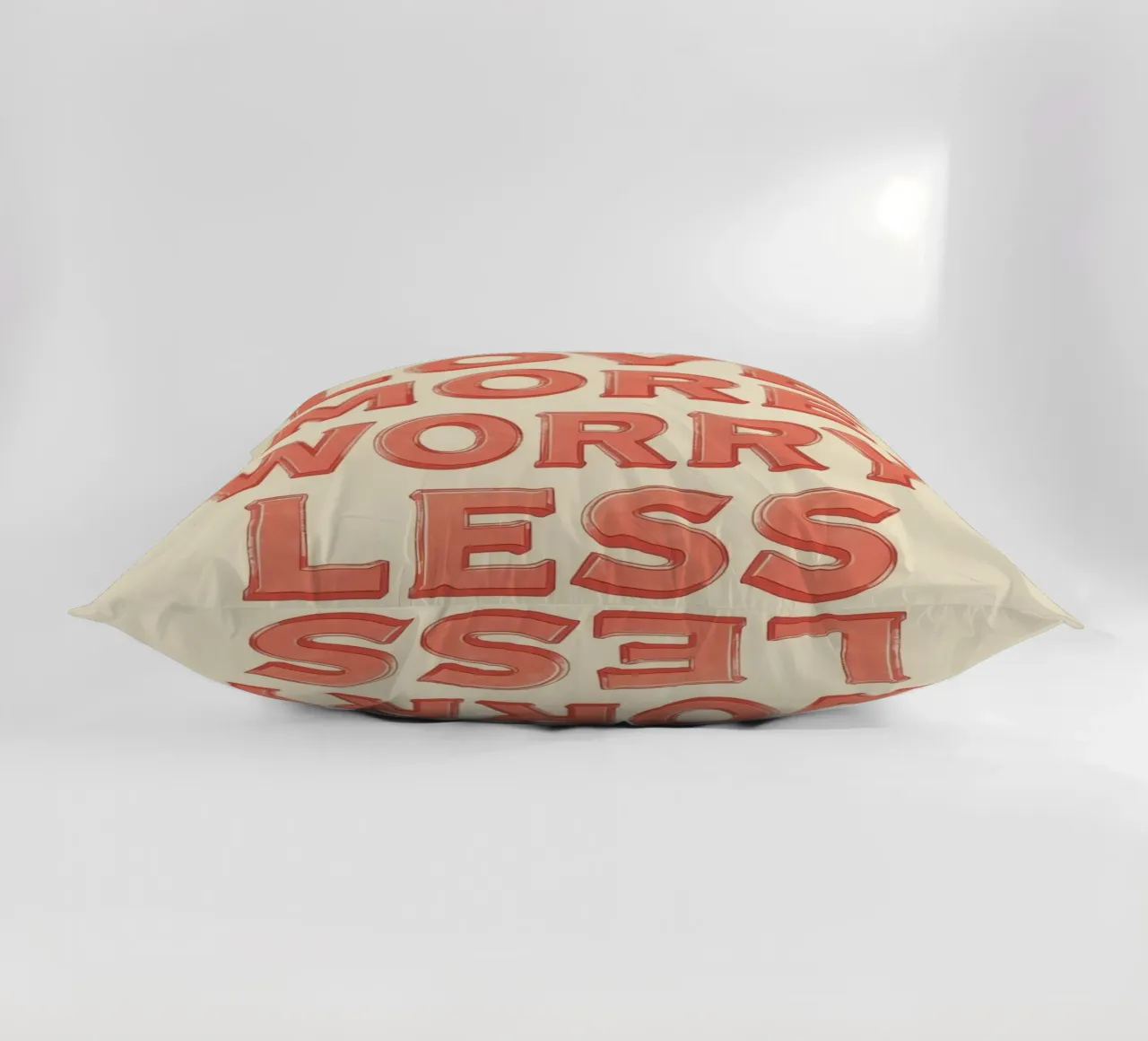 Ama di più, preoccupati di meno Testo grafico cuscino da DesignDoodle