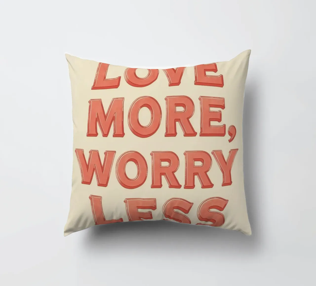 Ama di più, preoccupati di meno Testo grafico cuscino da DesignDoodle