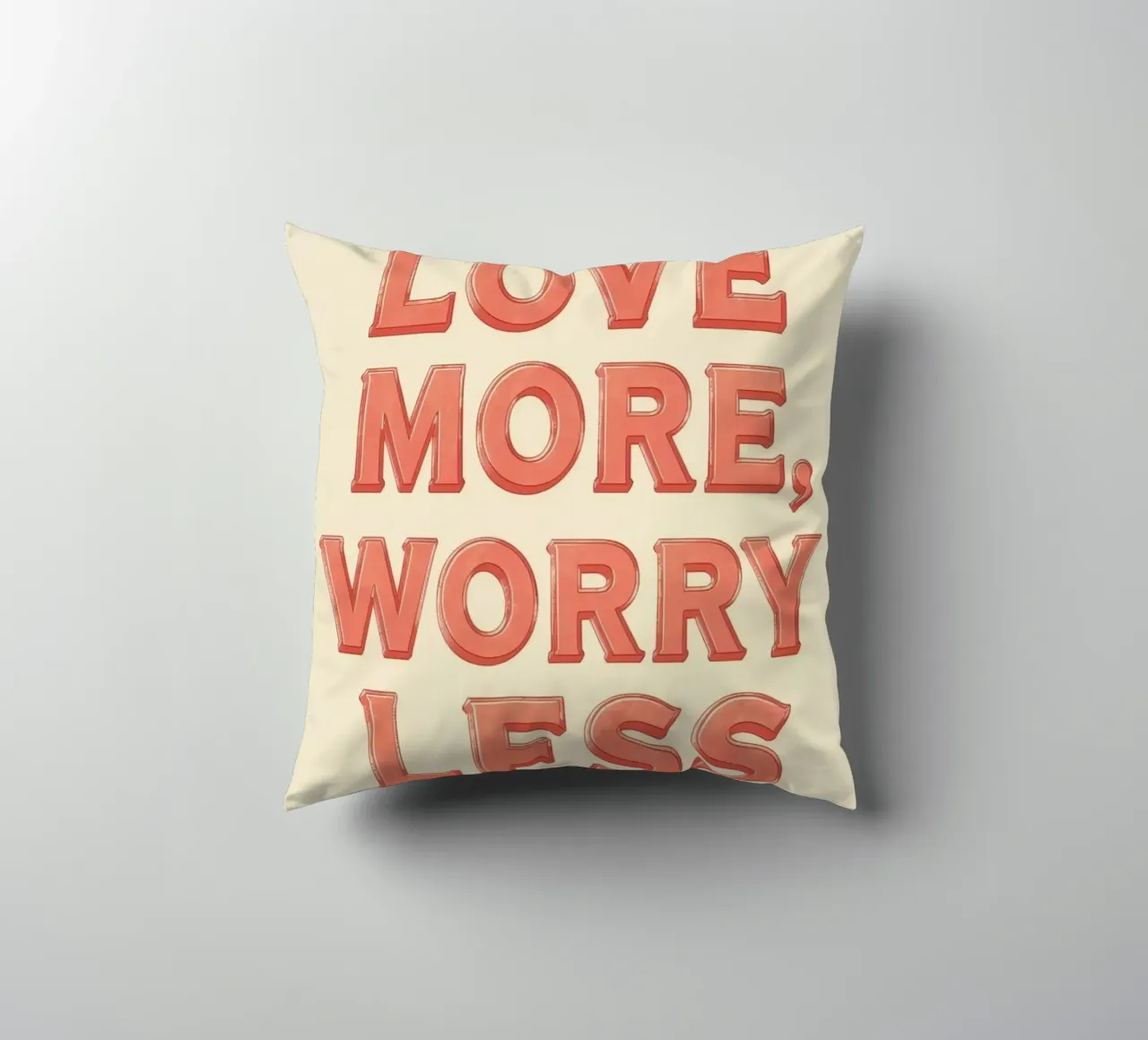 Ama di più, preoccupati di meno Testo grafico cuscino da DesignDoodle