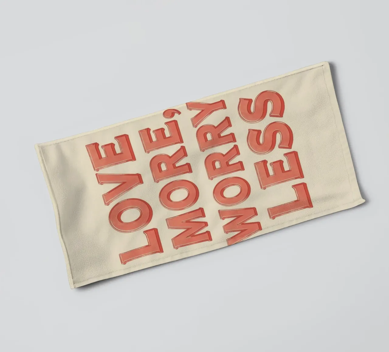 Ama di più, preoccupati di meno Testo grafico asciugamano da bagno da DesignDoodle