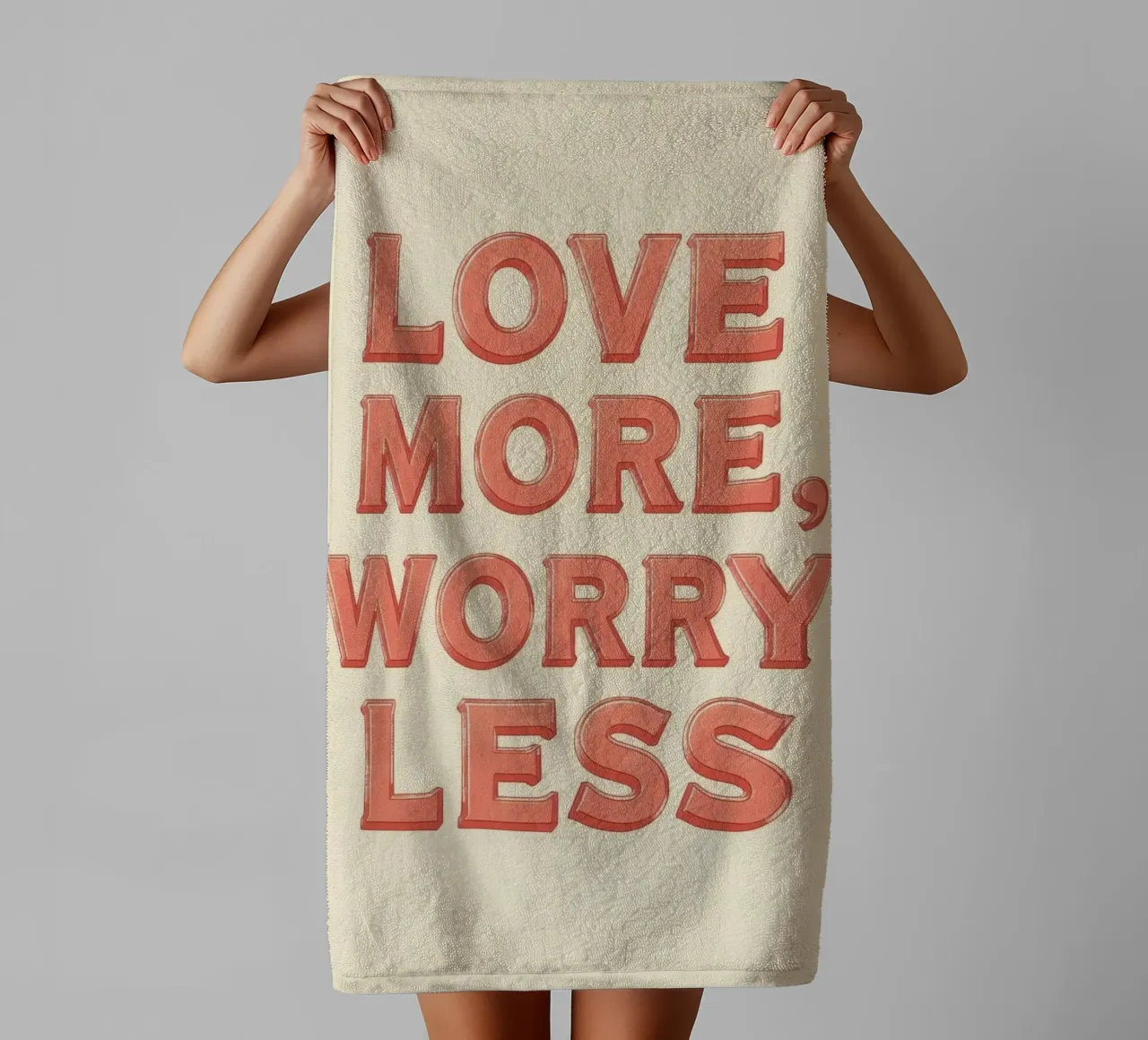 Ama di più, preoccupati di meno Testo grafico asciugamano da bagno da DesignDoodle