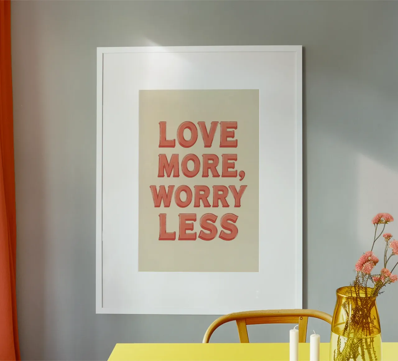Ama di più, preoccupati di meno Testo grafico poster con telaio in plastica da DesignDoodle