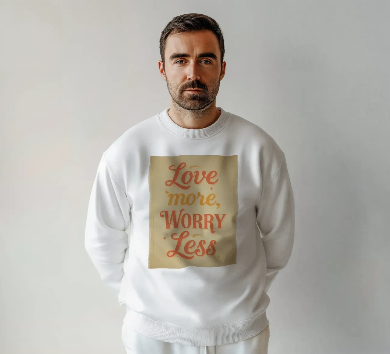Poster tipografico "Love more Worry less" (Ama di più, preoccupati di meno) felpa da DesignDoodle