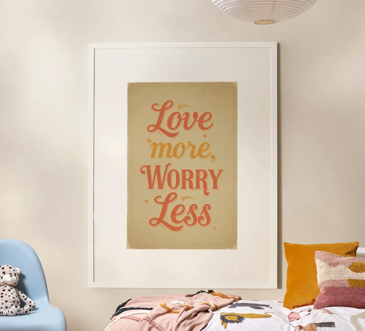 Poster tipografico "Love more Worry less" (Ama di più, preoccupati di meno) poster con telaio in legno da DesignDoodle