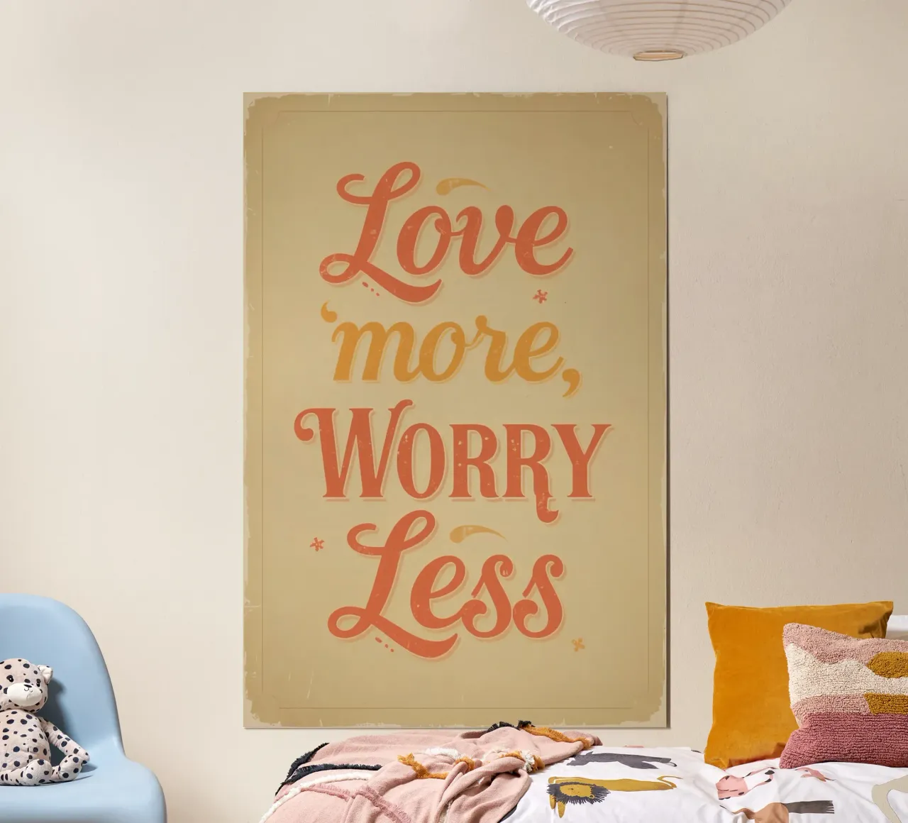 Poster tipografico "Love more Worry less" (Ama di più, preoccupati di meno) poster con telaio in legno da DesignDoodle