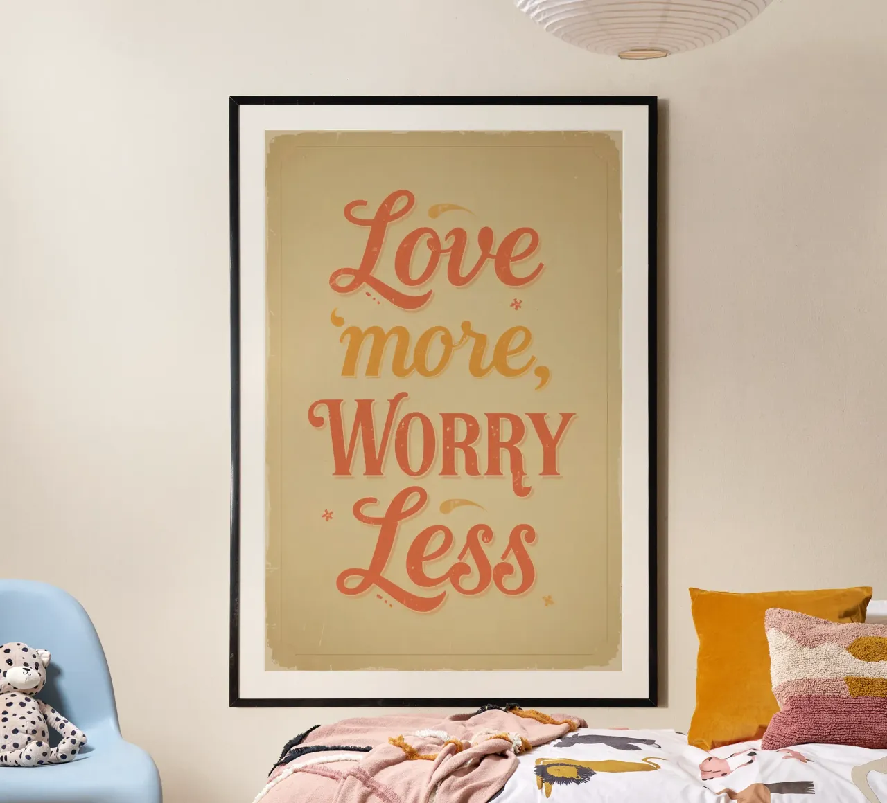 Poster tipografico "Love more Worry less" (Ama di più, preoccupati di meno) poster con telaio in legno da DesignDoodle