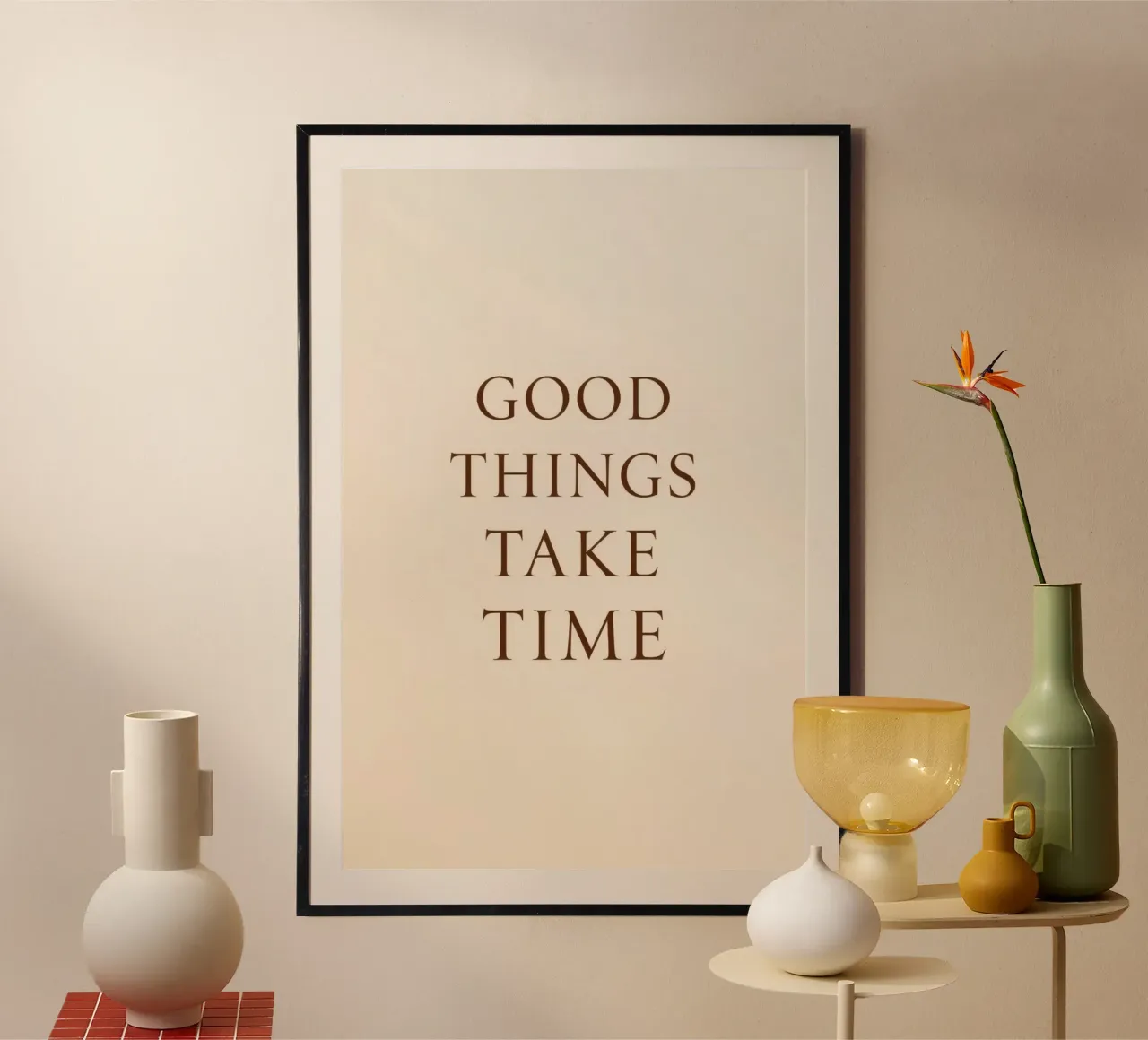 Gut Ding will Weile haben Braun auf Beige Hintergrund Poster mit Holzrahmen von DesignDoodle