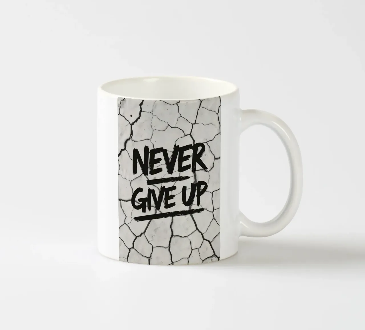 Geef nooit op op gebarsten aarde achtergrond keramische mok van DesignDoodle