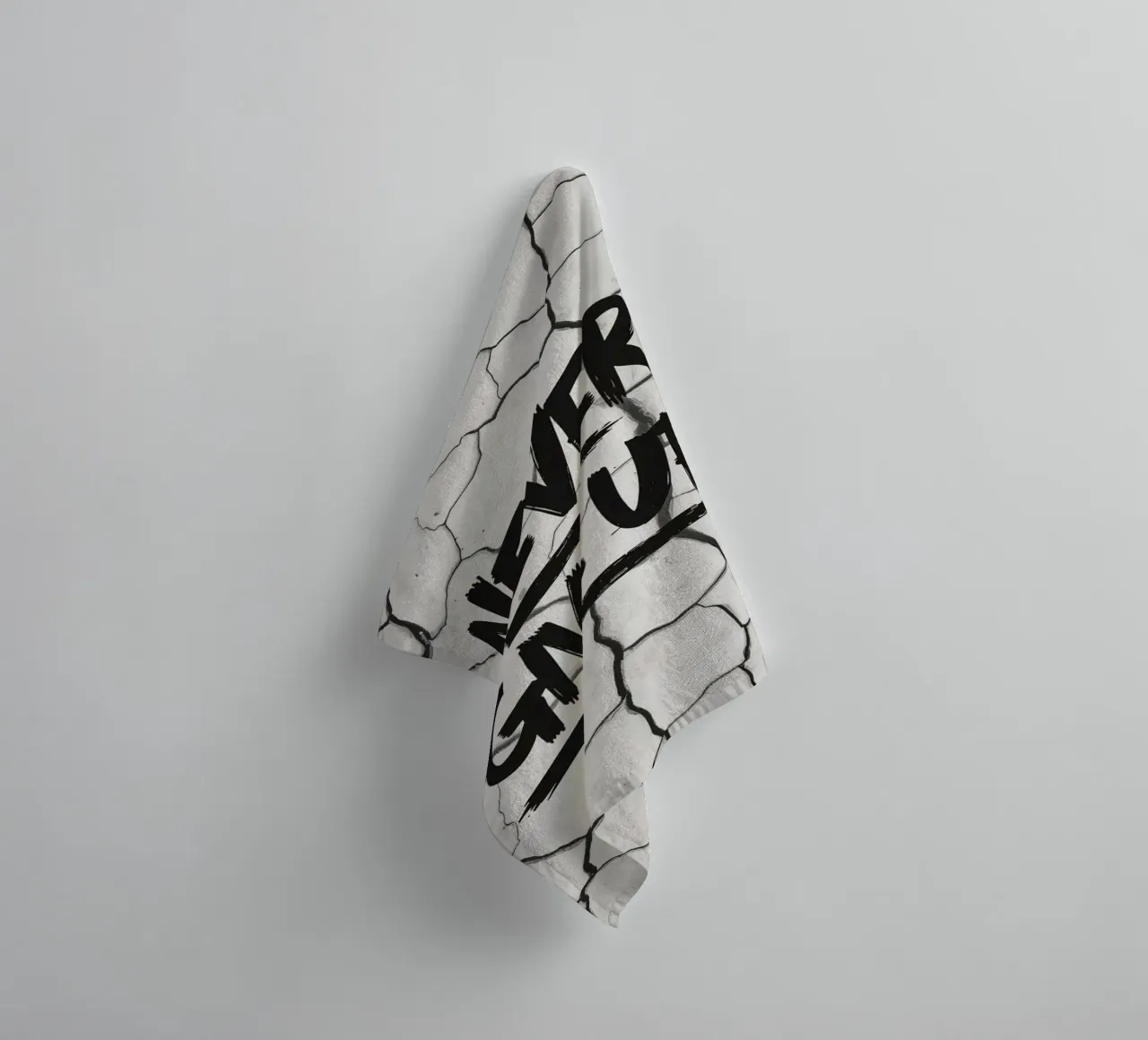 Geef nooit op op gebarsten aarde achtergrond badhanddoek van DesignDoodle