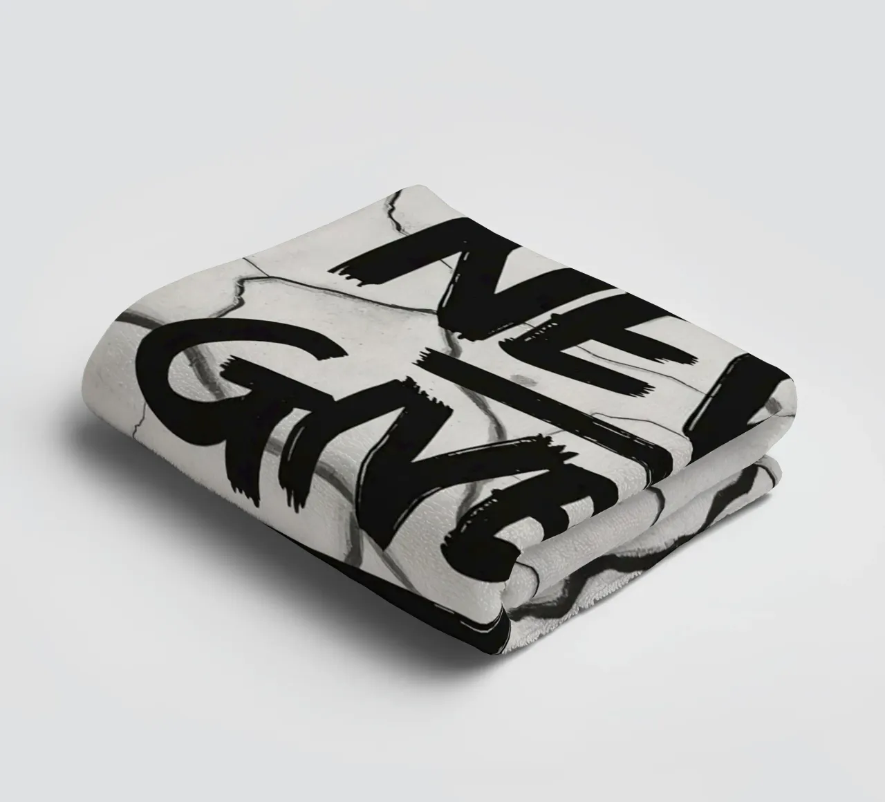 Geef nooit op op gebarsten aarde achtergrond badhanddoek van DesignDoodle