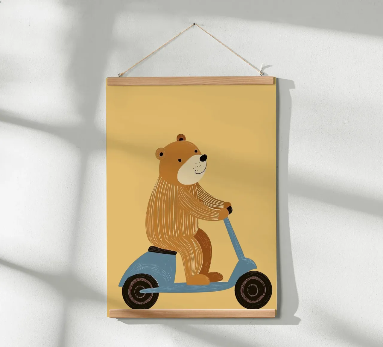 Stampa di un simpatico orso sul monopattino - Decorazione giocosa per la cameretta dei bambini poster con telaio in legno da vintagepod