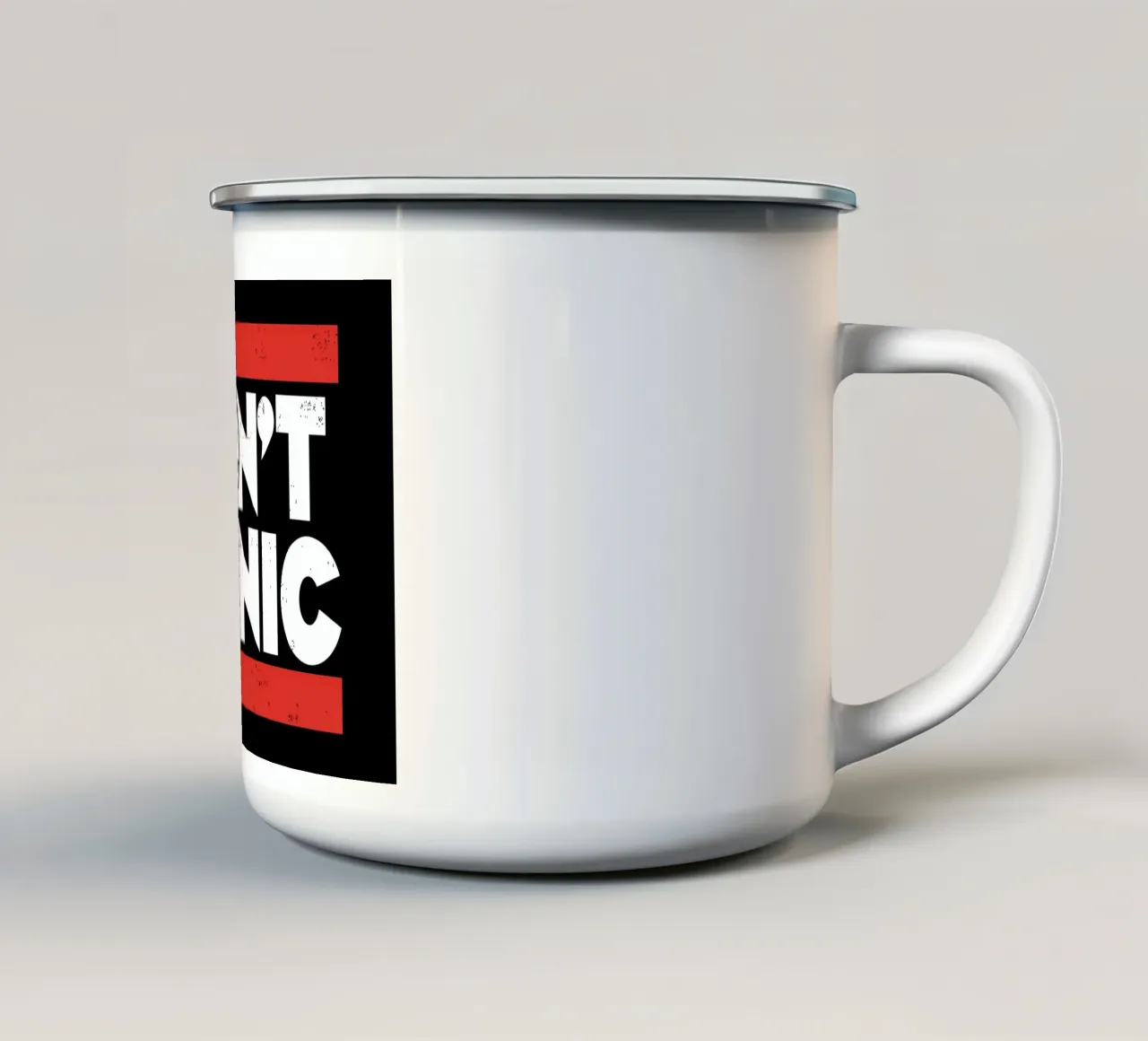 Niente panico tazza in smalto da Mariel Toigo