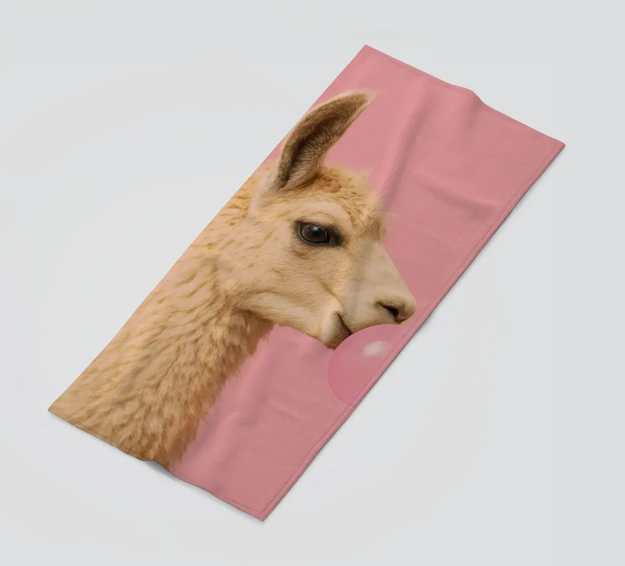 Llama Blowing Bubblegum telo mare da Attaboy Dsgn