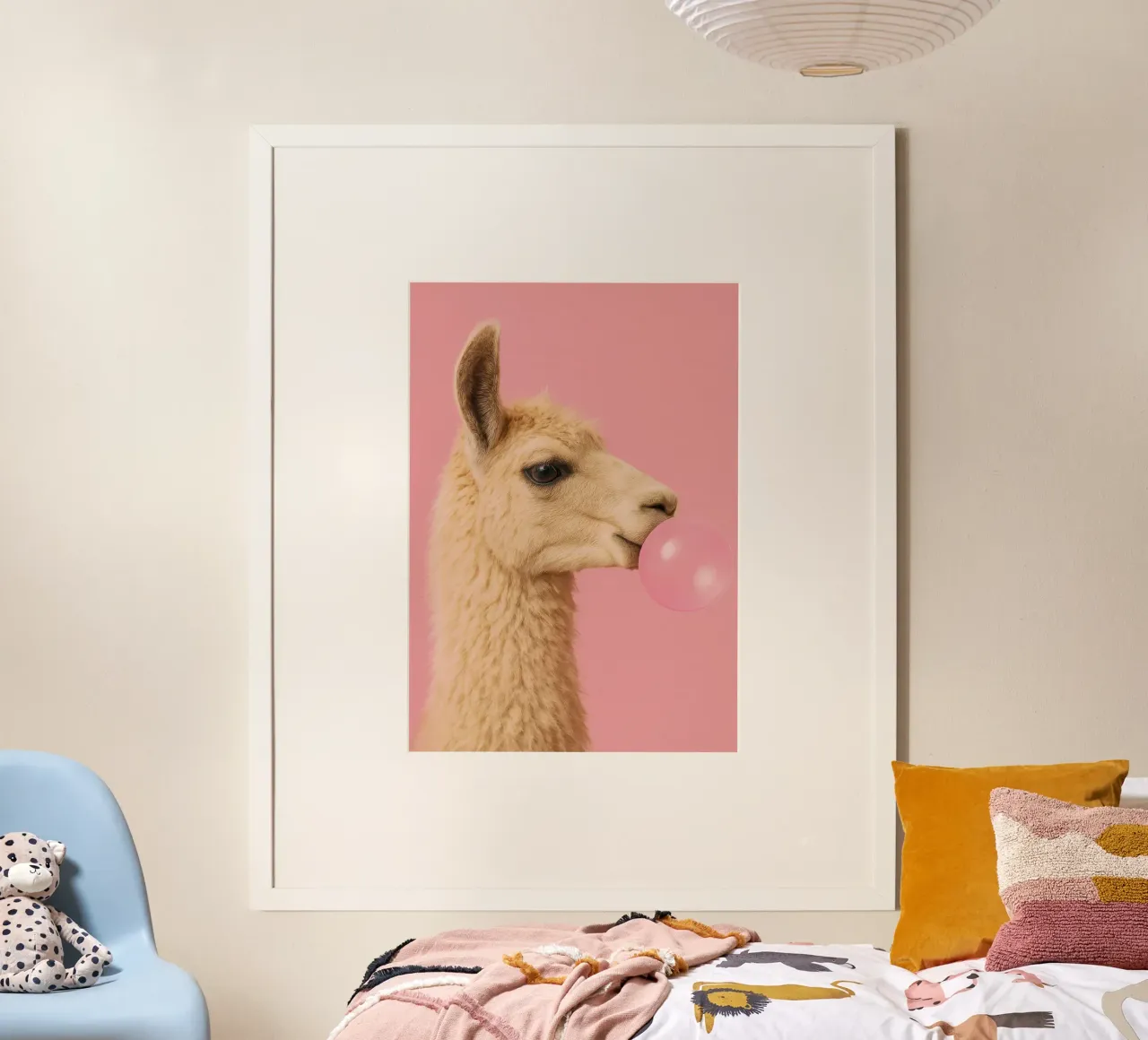 Llama Blowing Bubblegum poster con telaio in legno da Attaboy Dsgn