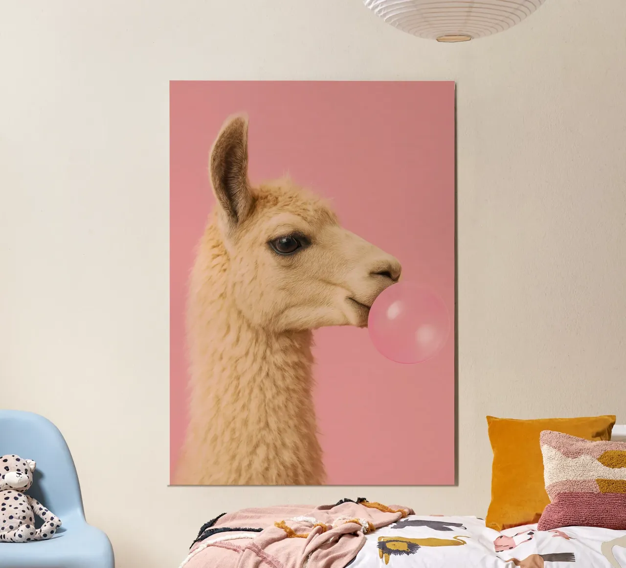 Llama Blowing Bubblegum poster con telaio in legno da Attaboy Dsgn