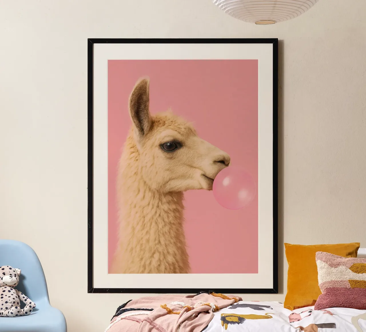 Llama Blowing Bubblegum poster con telaio in legno da Attaboy Dsgn