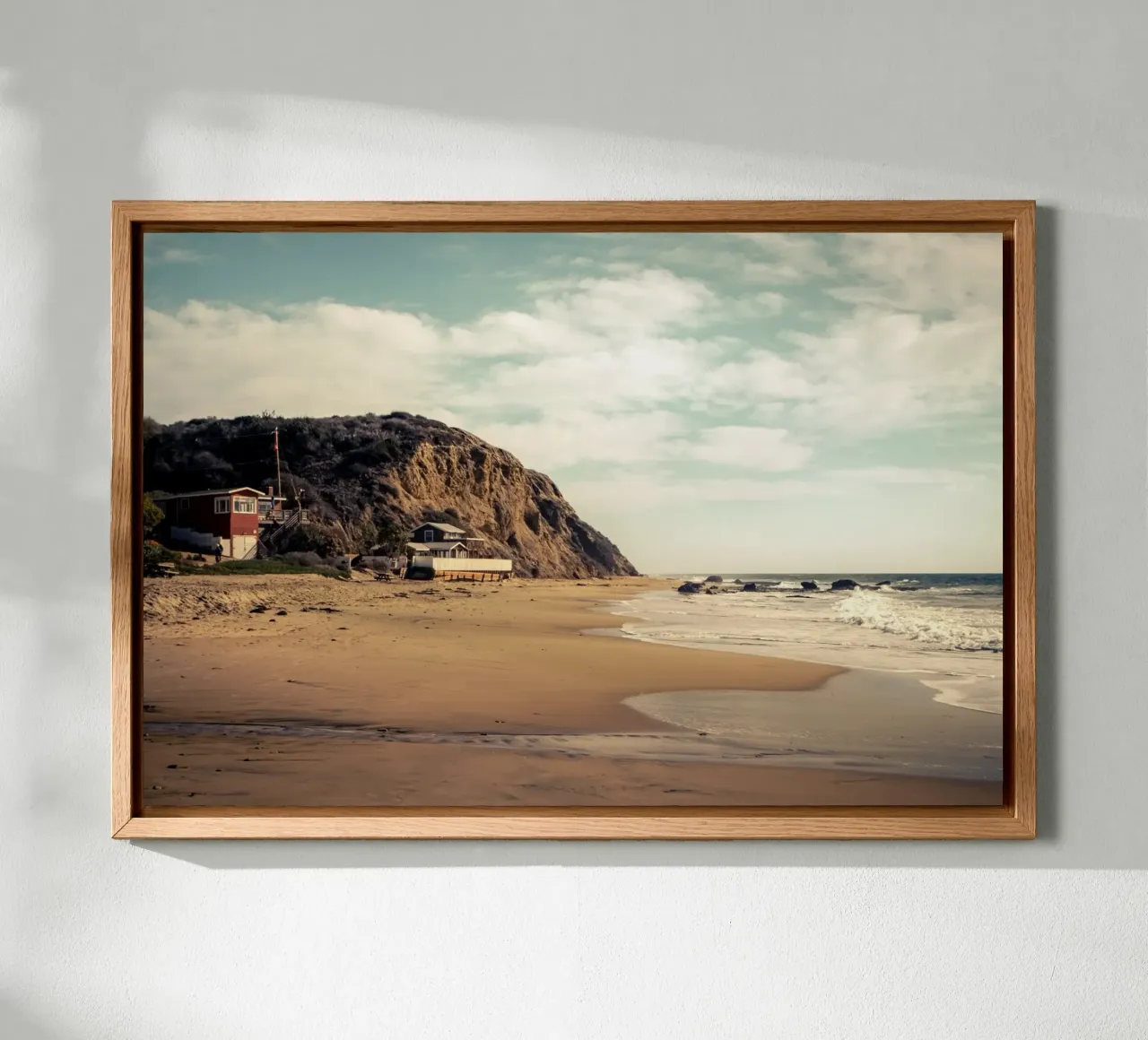 Huntington Beach con case sulla spiaggia e vista sulla costa tela con Cornice a cassetta da Finch & Frames