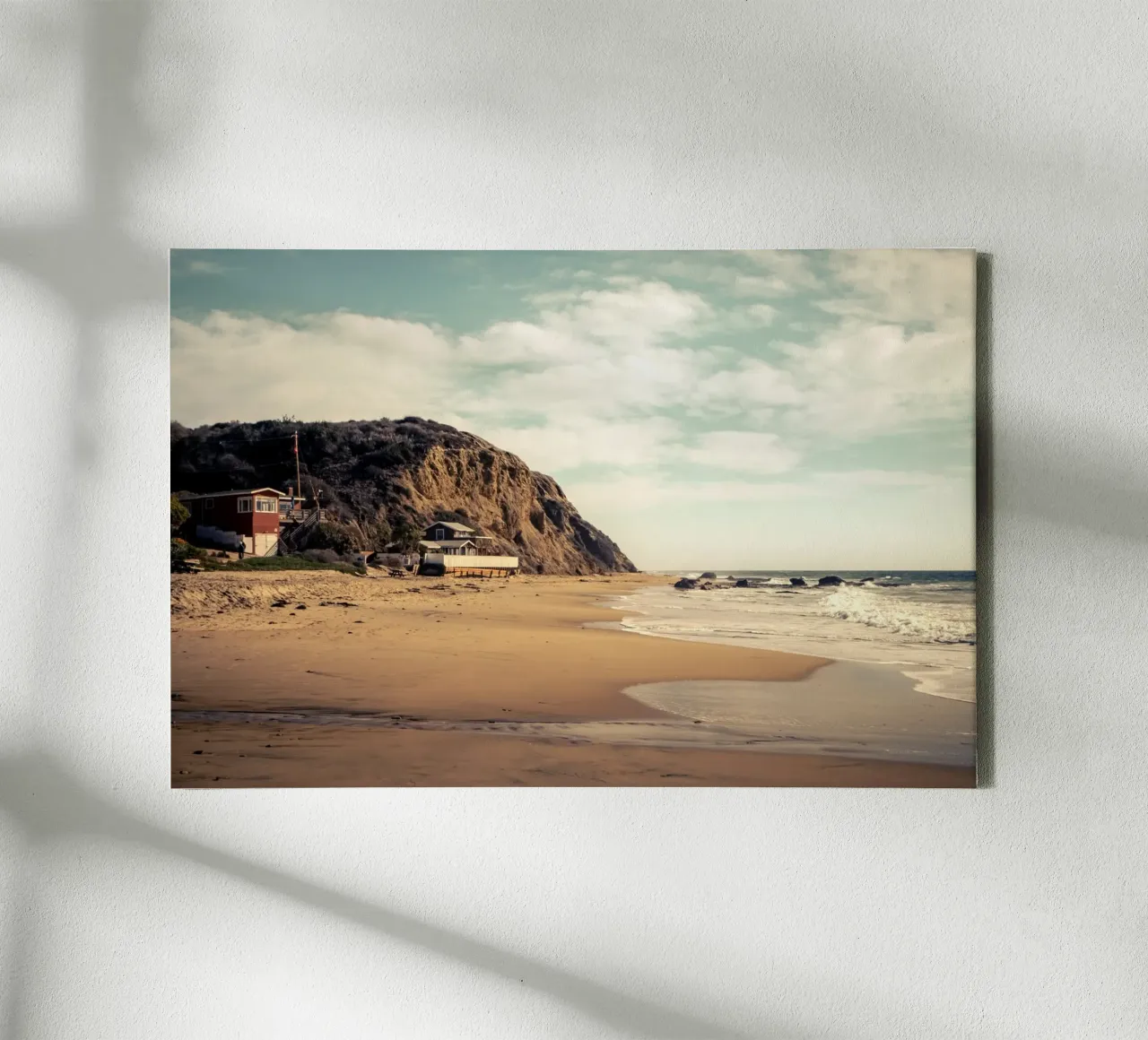 Huntington Beach con case sulla spiaggia e vista sulla costa tela con Cornice a cassetta da Finch & Frames
