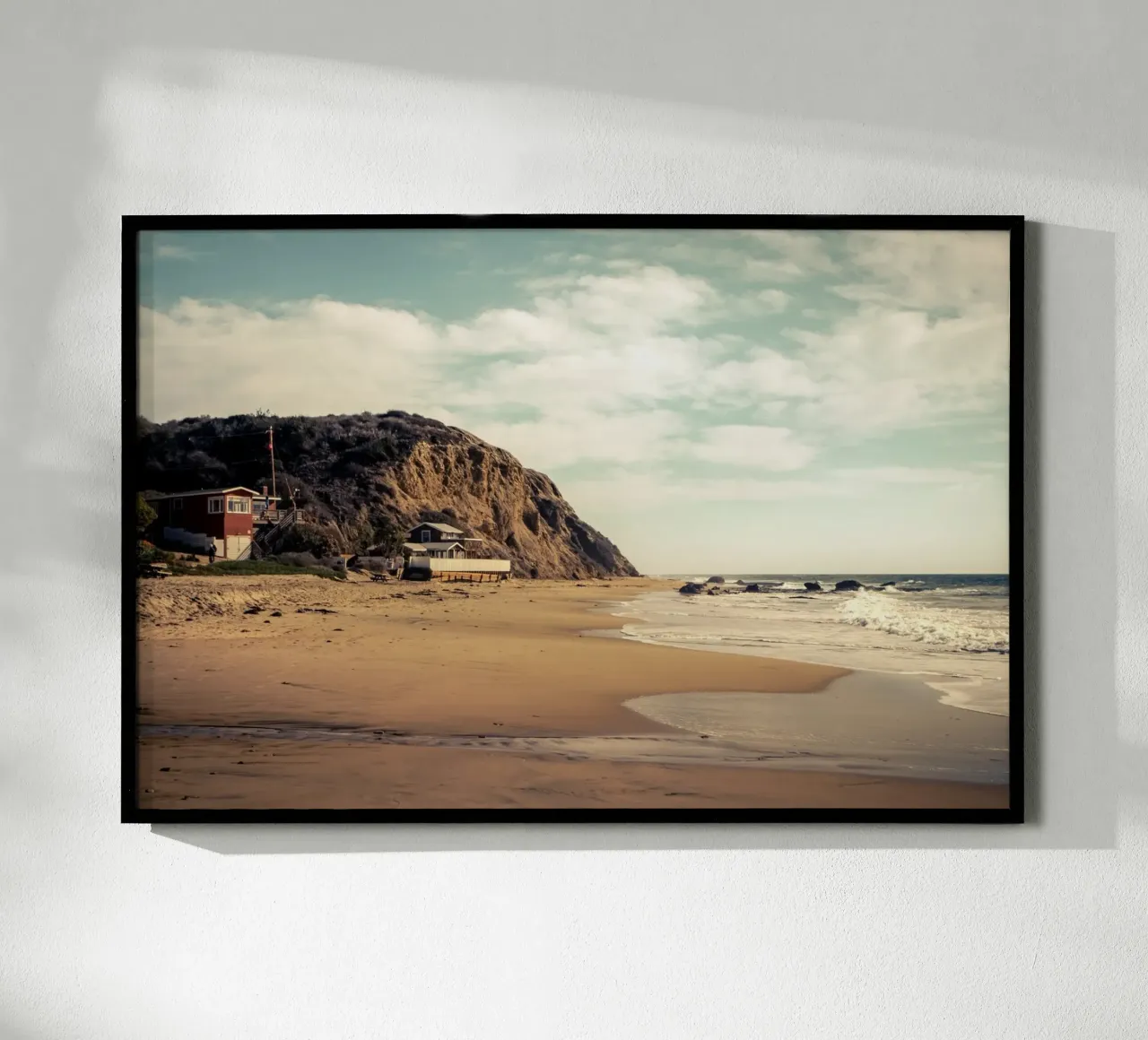 Huntington Beach con case sulla spiaggia e vista sulla costa poster con telaio in legno da Finch & Frames