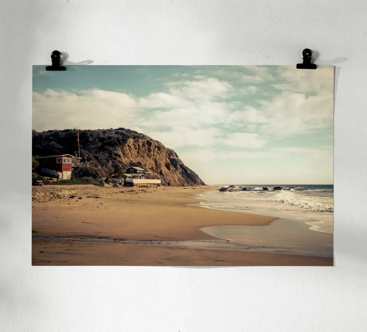 Huntington Beach con case sulla spiaggia e vista sulla costa poster con telaio in legno da Finch & Frames