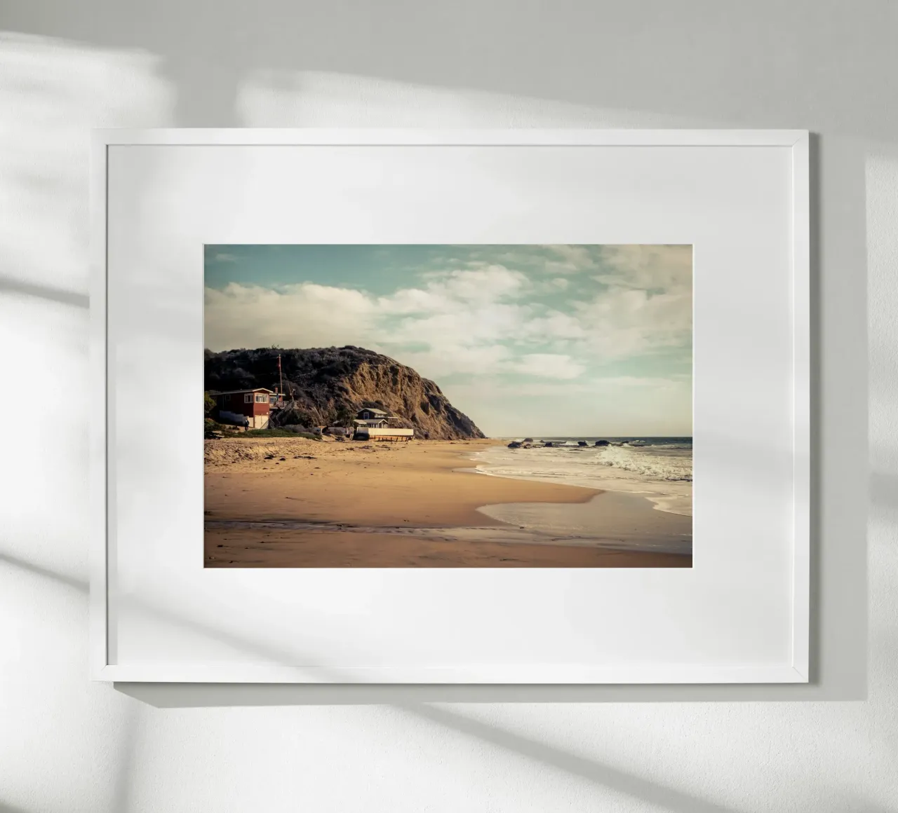 Huntington Beach con case sulla spiaggia e vista sulla costa poster con telaio in legno da Finch & Frames