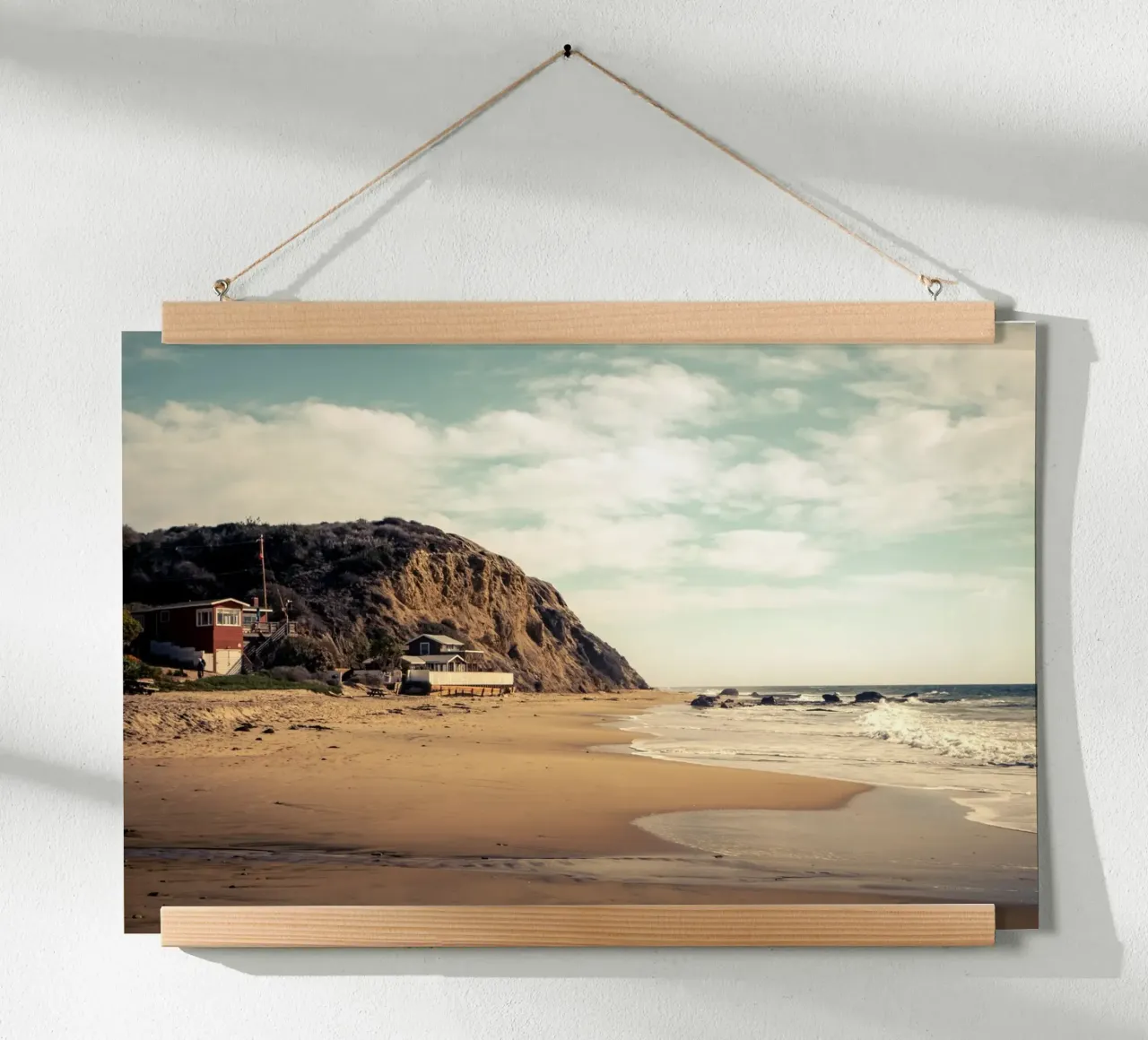 Huntington Beach con case sulla spiaggia e vista sulla costa poster con telaio in legno da Finch & Frames