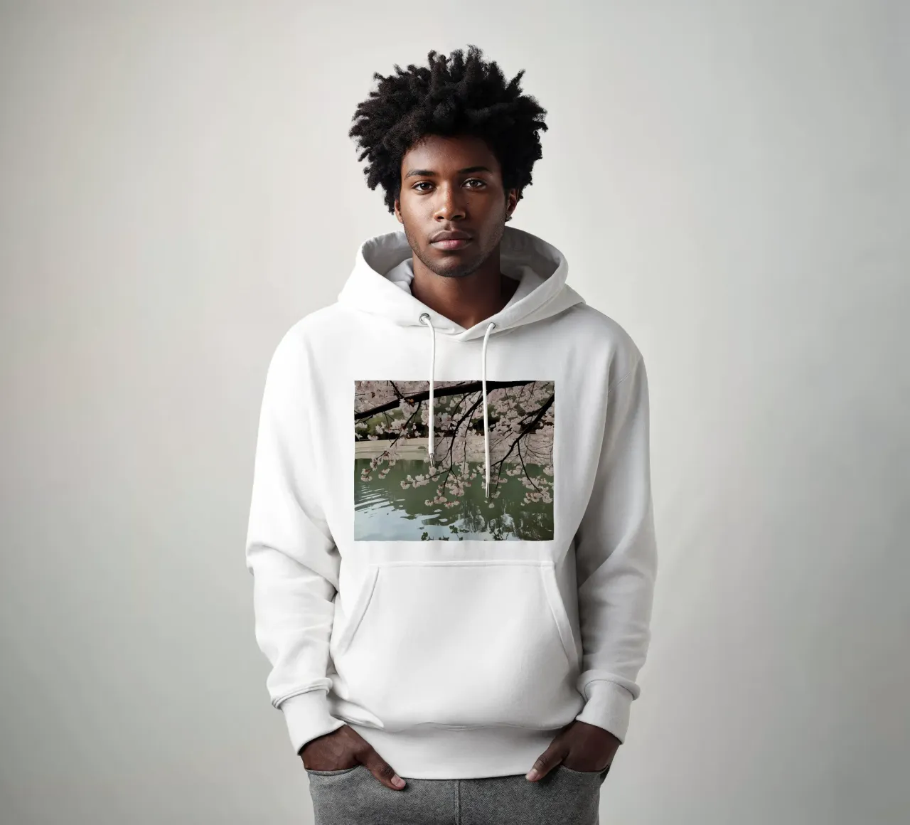 Rami di ciliegio in fiore sull'acqua con riflessi felpa con cappuccio da DesignDoodle