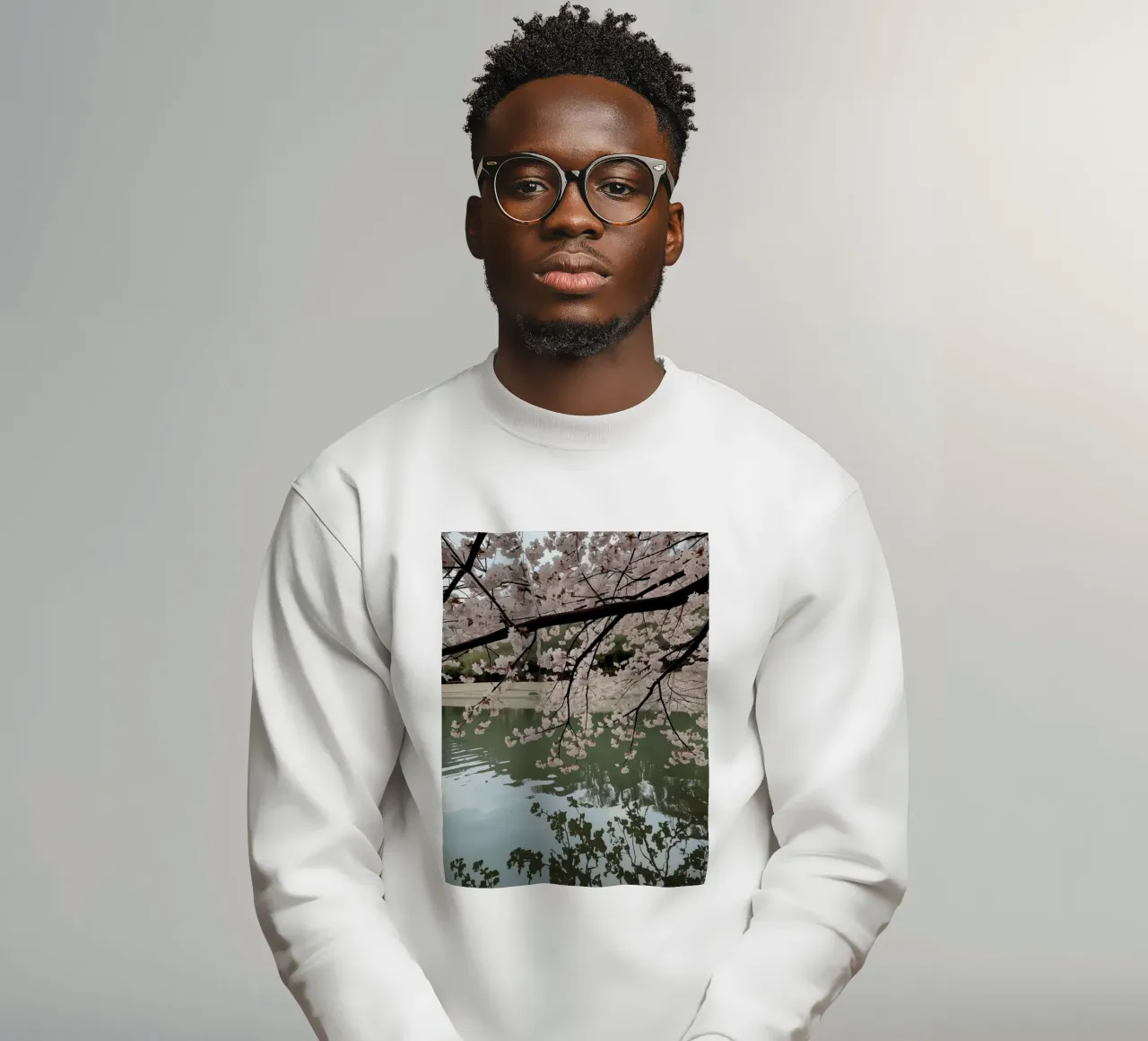 Rami di ciliegio in fiore sull'acqua con riflessi felpa da DesignDoodle