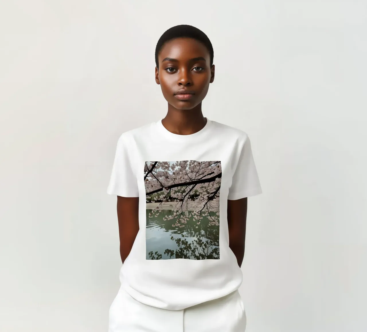 Rami di ciliegio in fiore sull'acqua con riflessi t-shirt da DesignDoodle