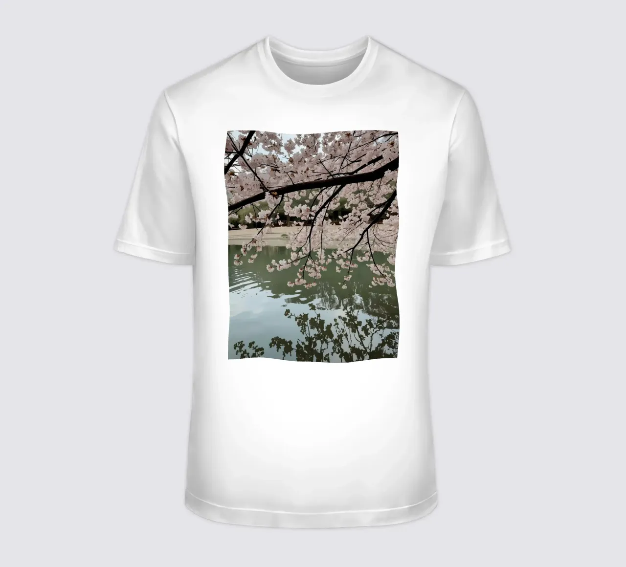Rami di ciliegio in fiore sull'acqua con riflessi t-shirt da DesignDoodle