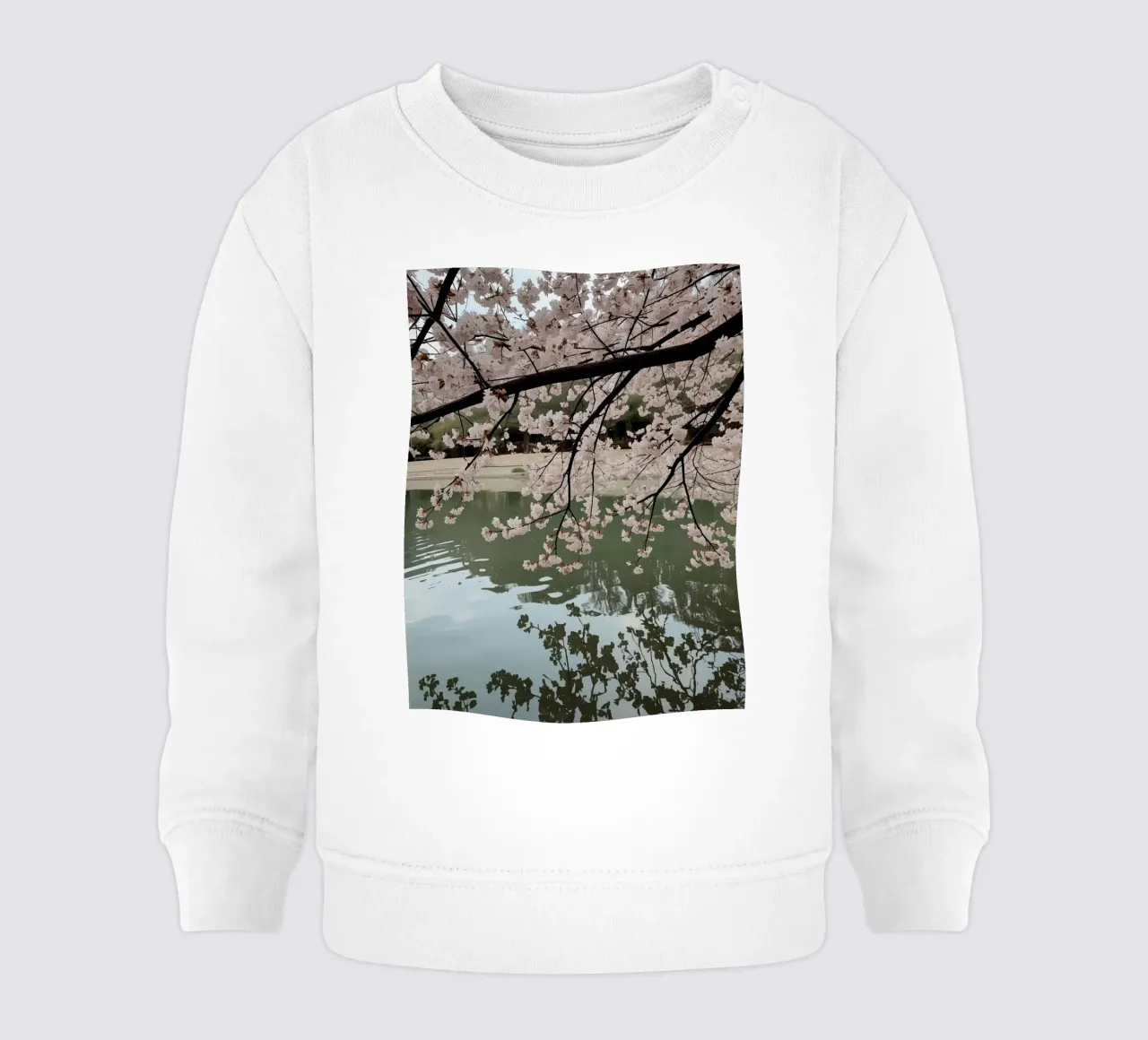Rami di ciliegio in fiore sull'acqua con riflessi felpa neonato da DesignDoodle