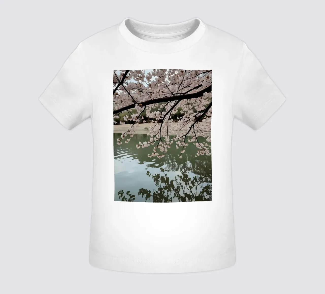 Rami di ciliegio in fiore sull'acqua con riflessi maglietta neonato da DesignDoodle