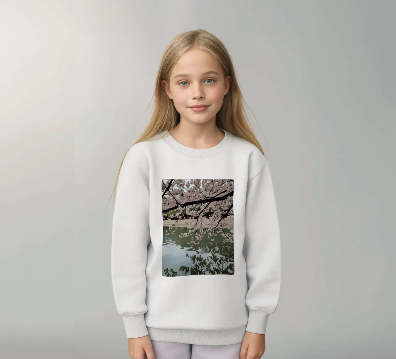 Rami di ciliegio in fiore sull'acqua con riflessi felpa bambino da DesignDoodle