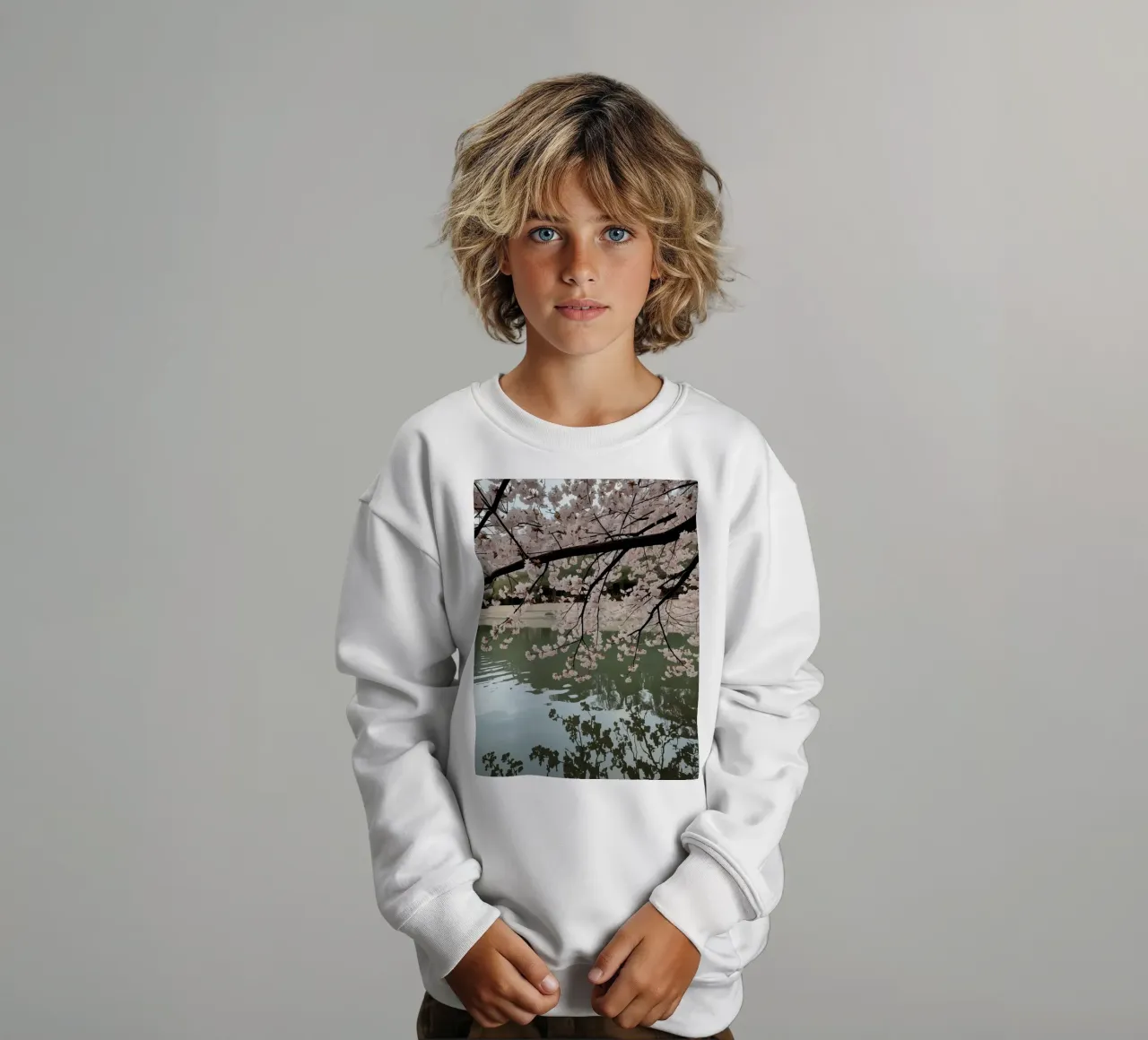Rami di ciliegio in fiore sull'acqua con riflessi felpa bambino da DesignDoodle