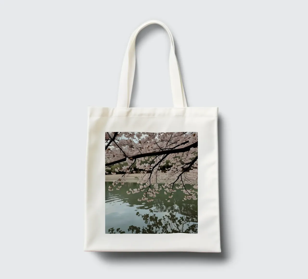 Rami di ciliegio in fiore sull'acqua con riflessi borsa in juta da DesignDoodle