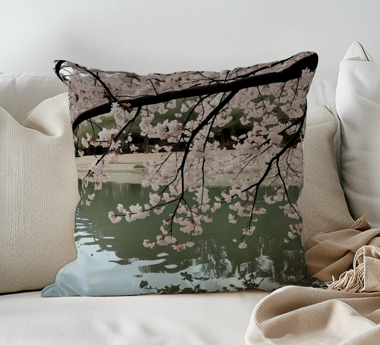 Rami di ciliegio in fiore sull'acqua con riflessi cuscino da DesignDoodle