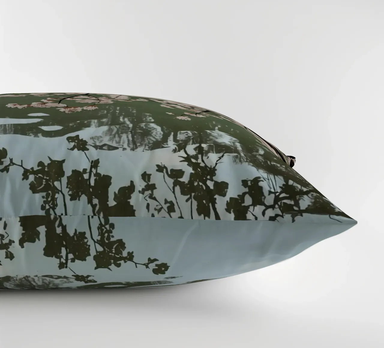 Rami di ciliegio in fiore sull'acqua con riflessi cuscino da DesignDoodle