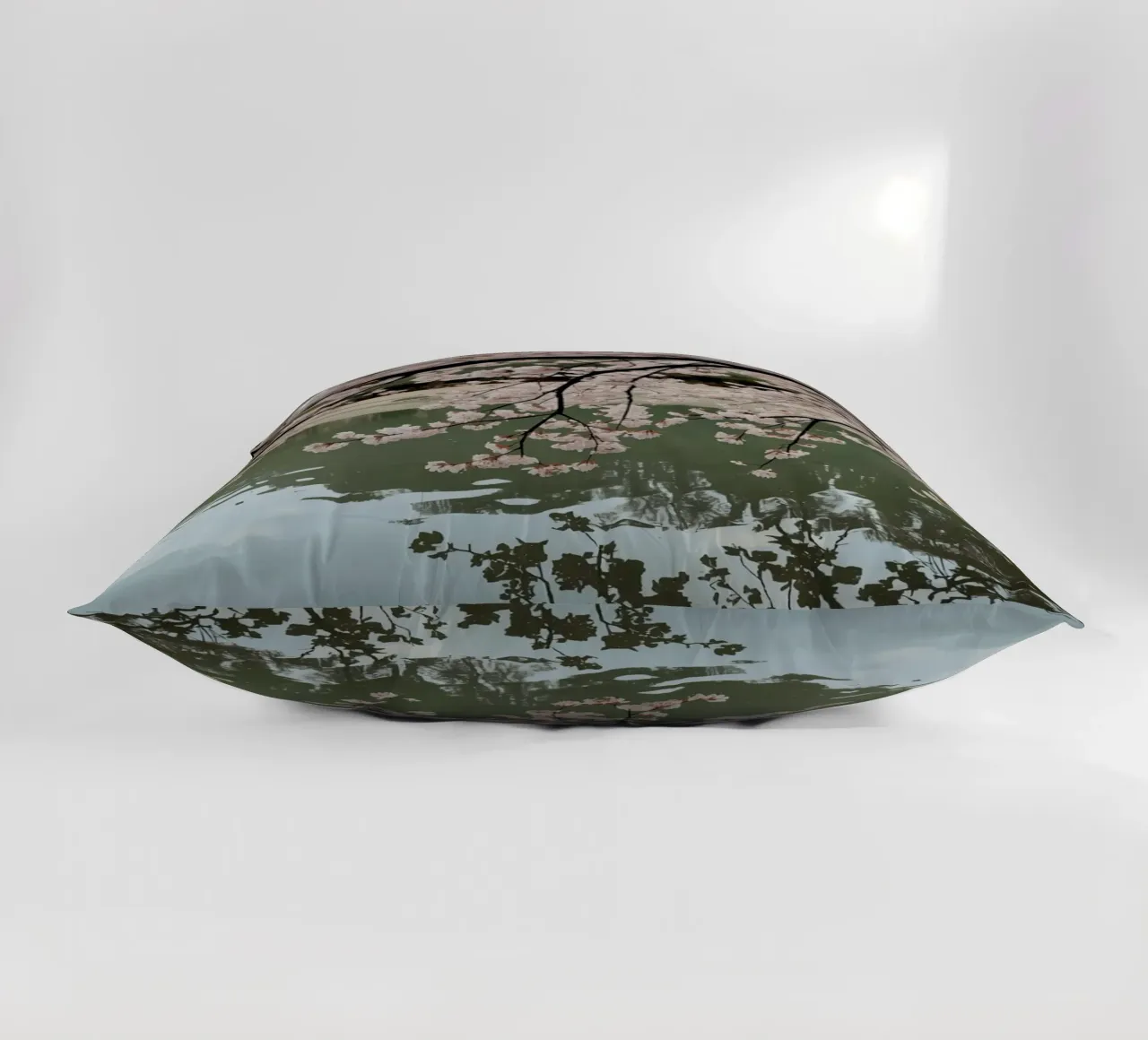 Rami di ciliegio in fiore sull'acqua con riflessi cuscino da DesignDoodle