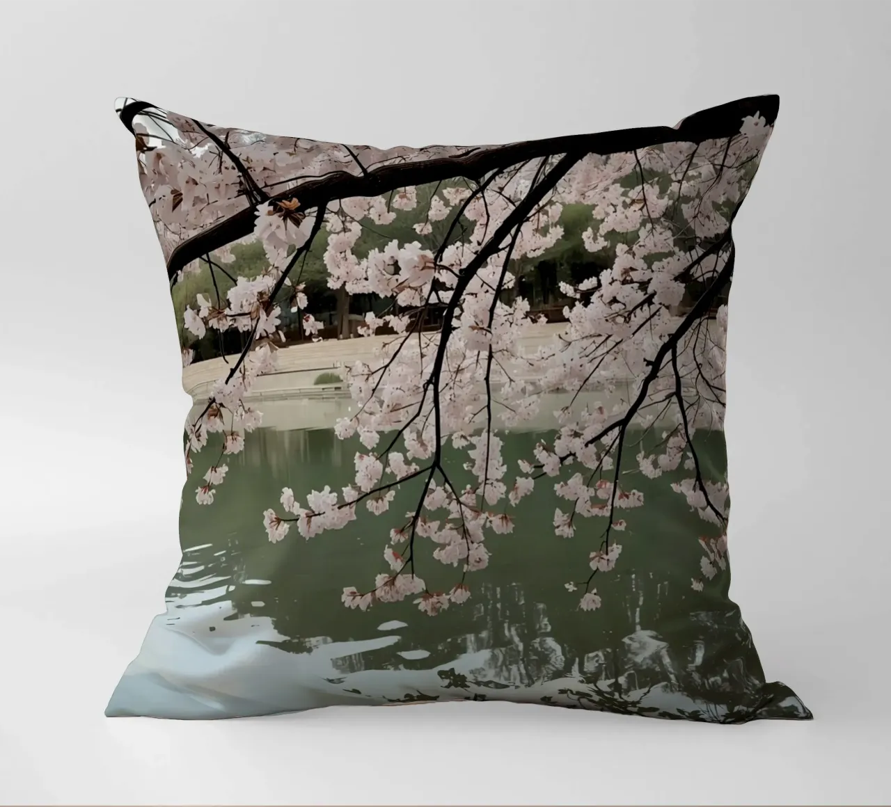 Rami di ciliegio in fiore sull'acqua con riflessi cuscino da DesignDoodle