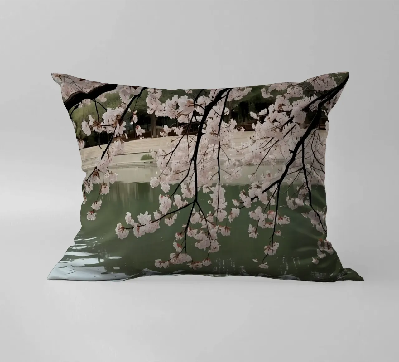 Rami di ciliegio in fiore sull'acqua con riflessi cuscino da DesignDoodle